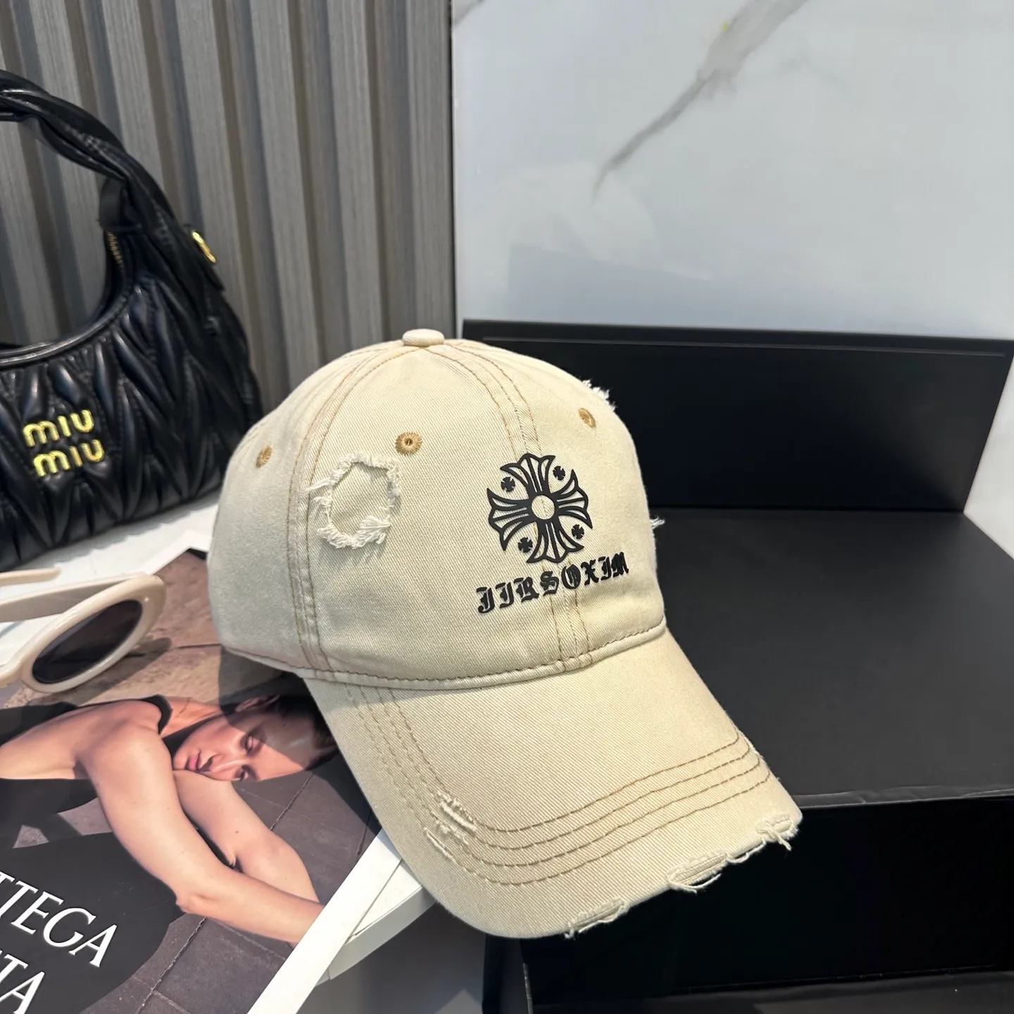 P70 Crow Heart 🆕🆕25 new baseball cap, stylish and classic cross logo, casual with a cool feeling, unisex style, same style for men and women! Very easy to match! Head circumference: 56-58cm is available